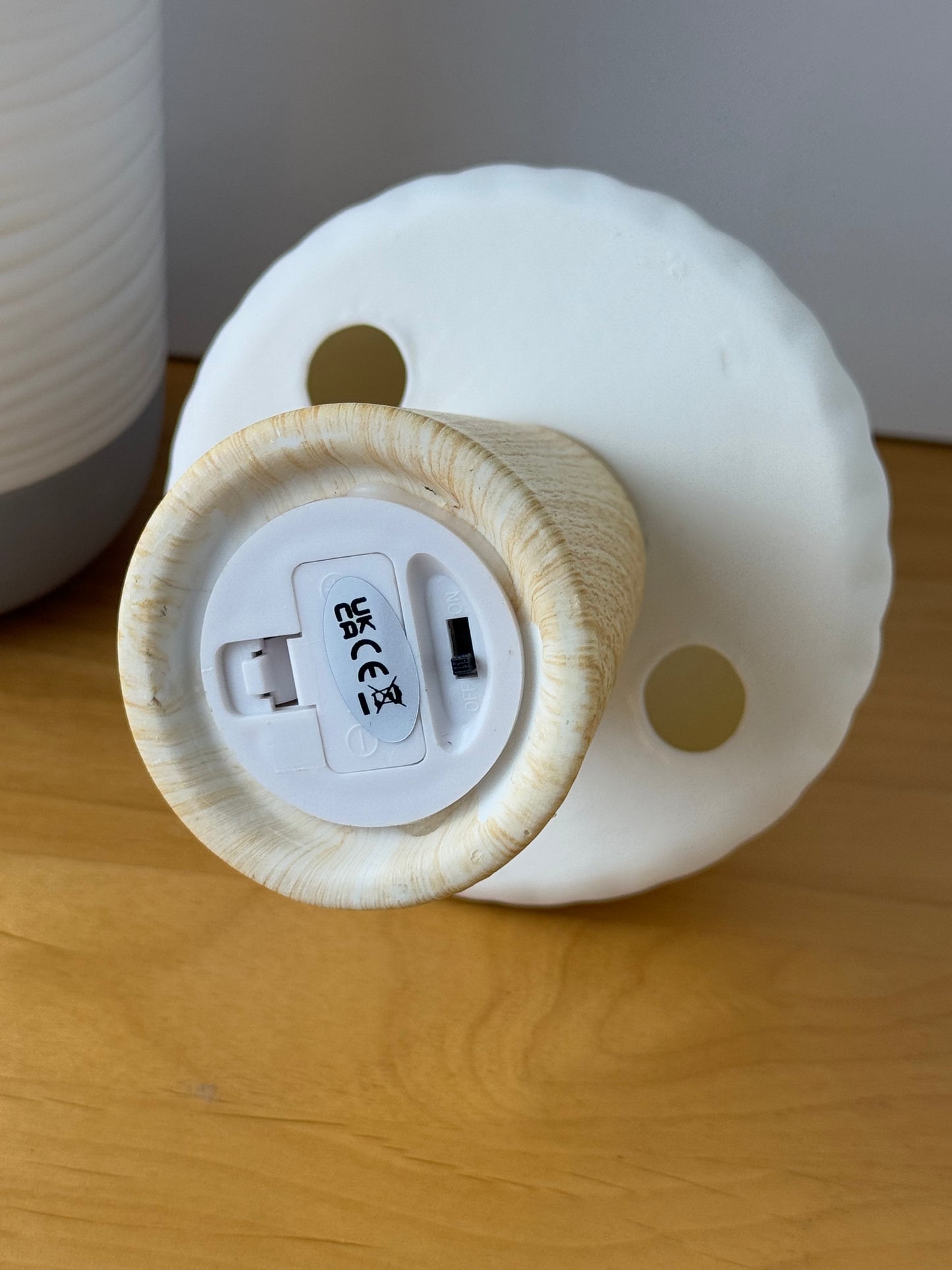 Mushroom Glow Lamp - Medium - White with natural wood like base