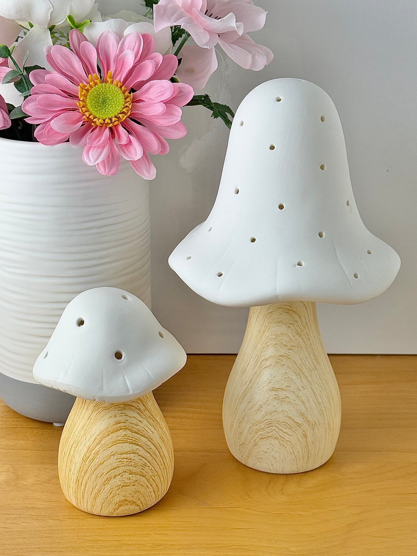 Mushroom Glow Lamp - Medium - White with natural wood like base