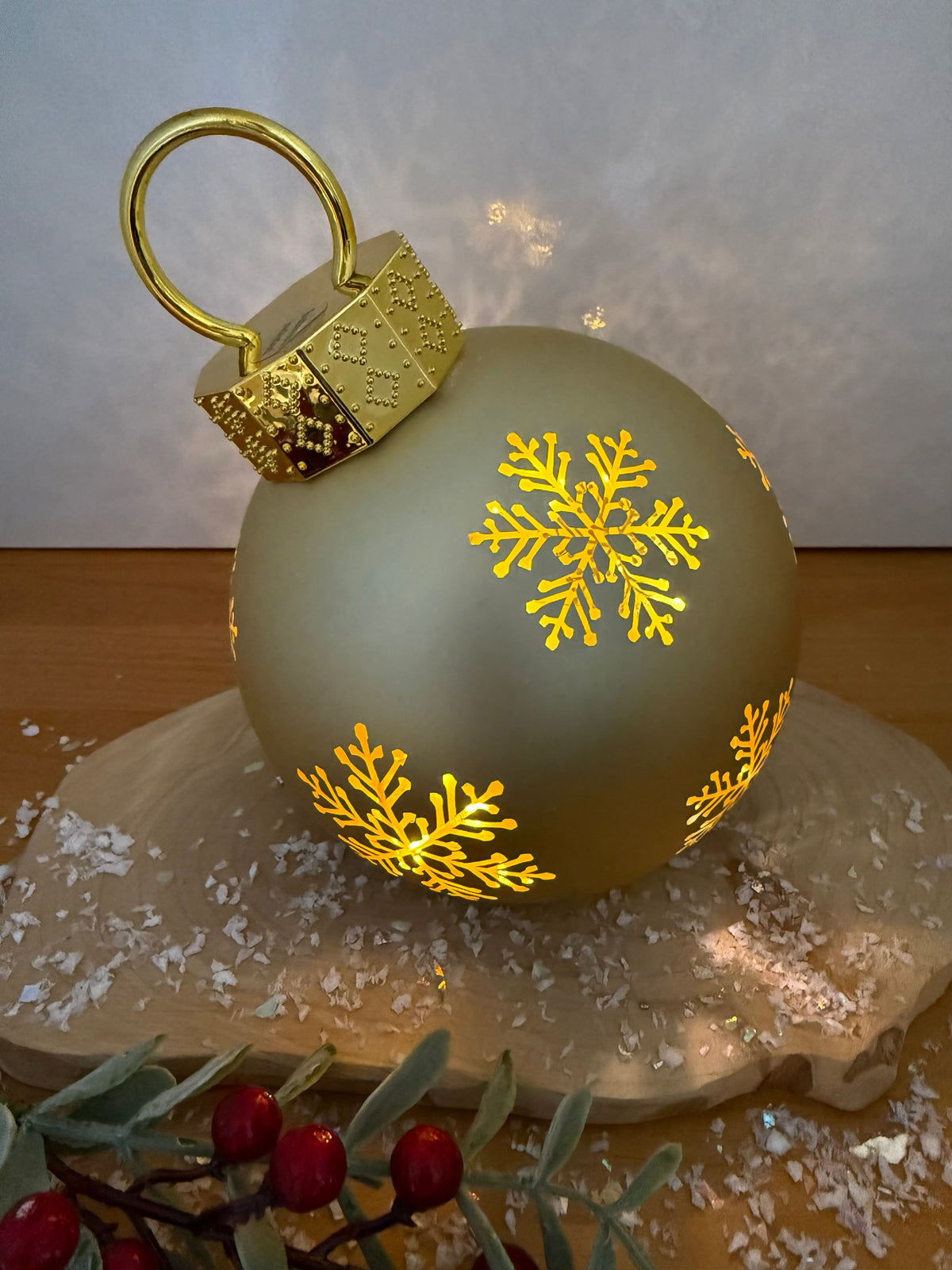 Christmas Light up Bauble - Gold