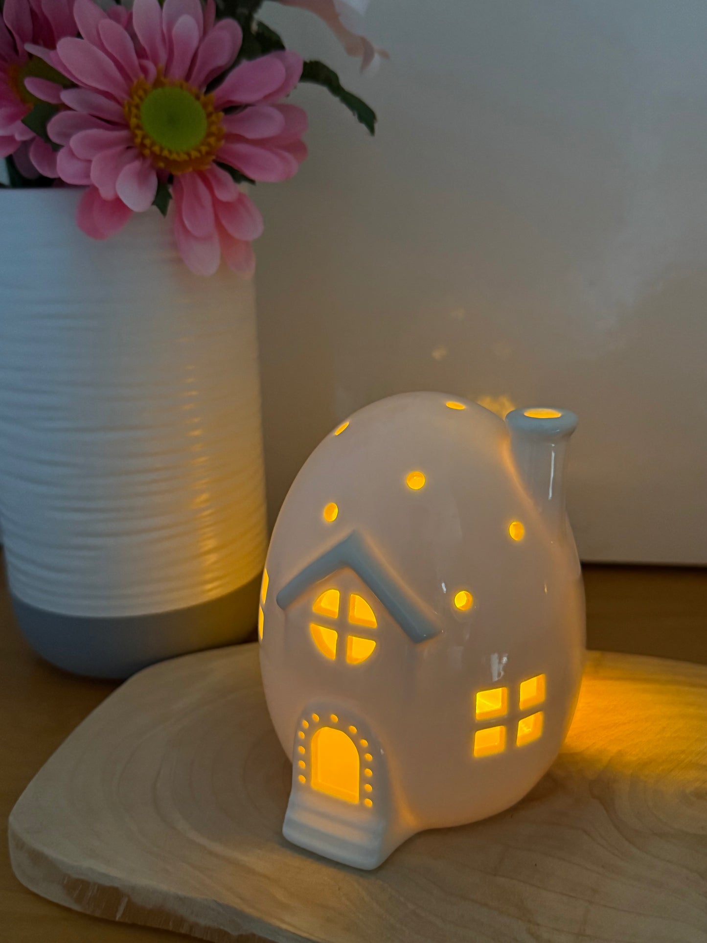 White Egg House T-Light holder