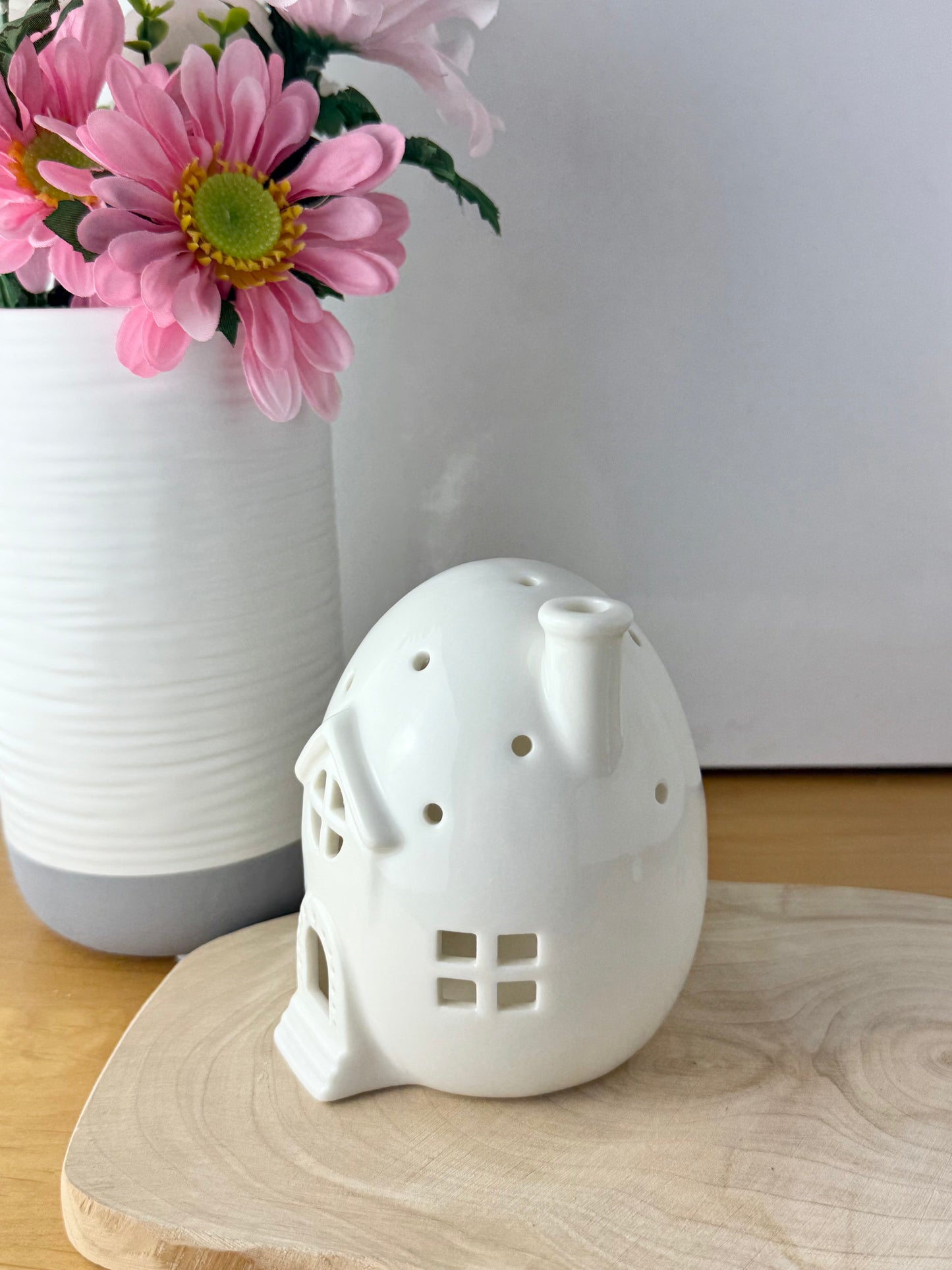 White Egg House T-Light holder