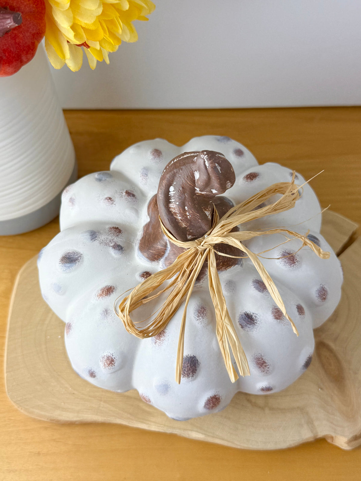 White textured pumpkins with rattan bow - Set of 2