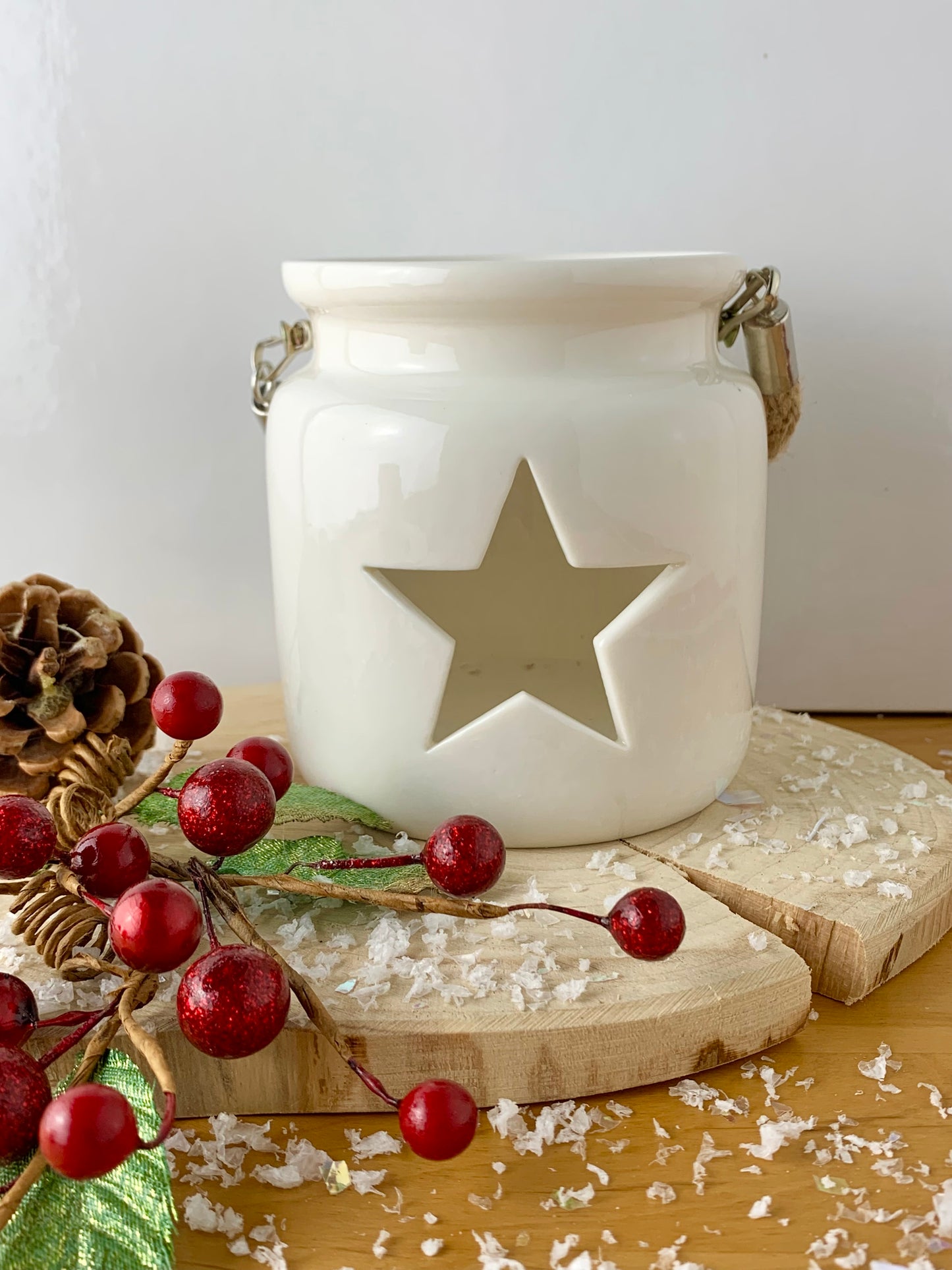 White ceramic Tealight with cutout star - 2 sizes