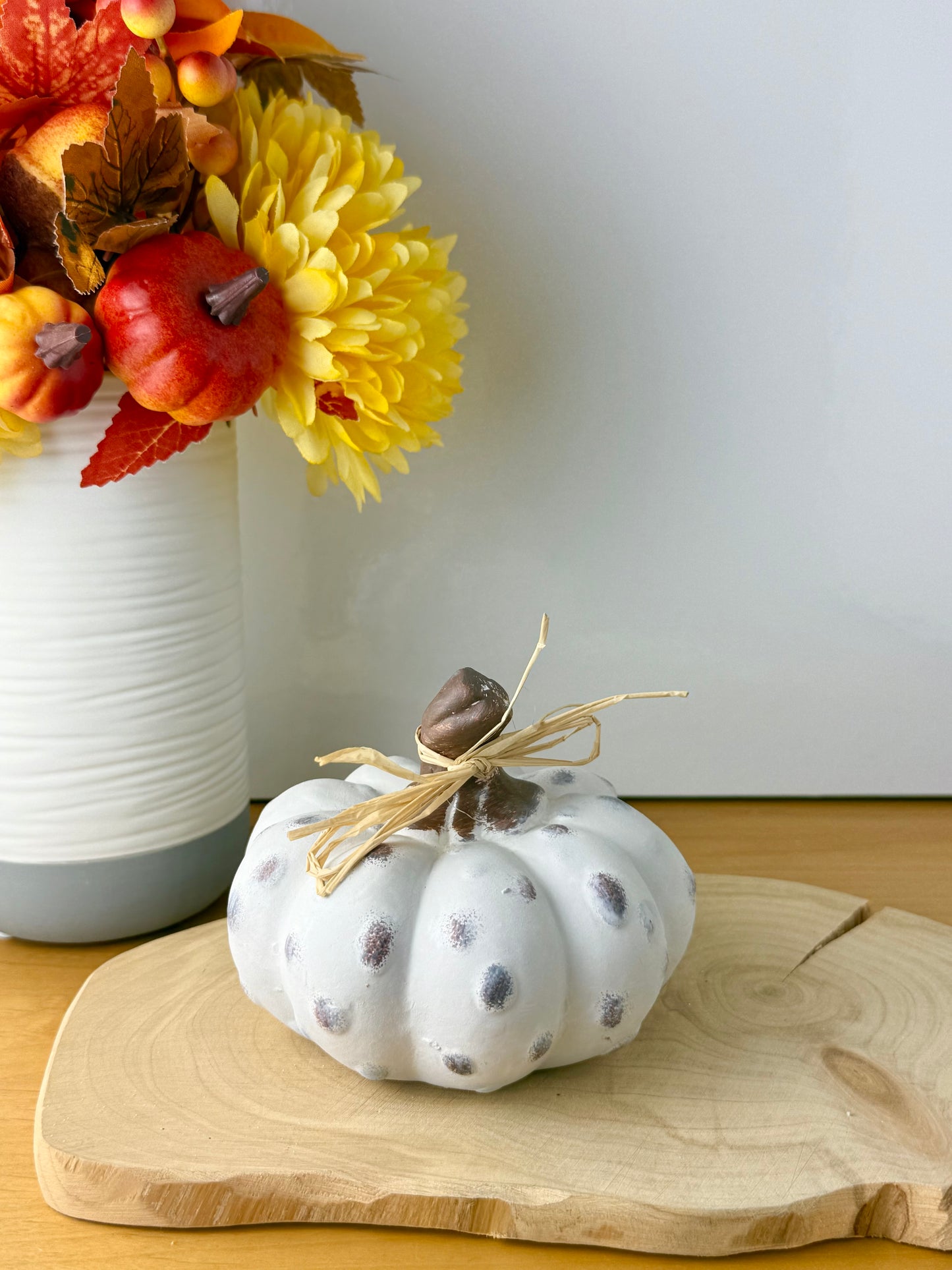 White textured pumpkins with rattan bow - Set of 2
