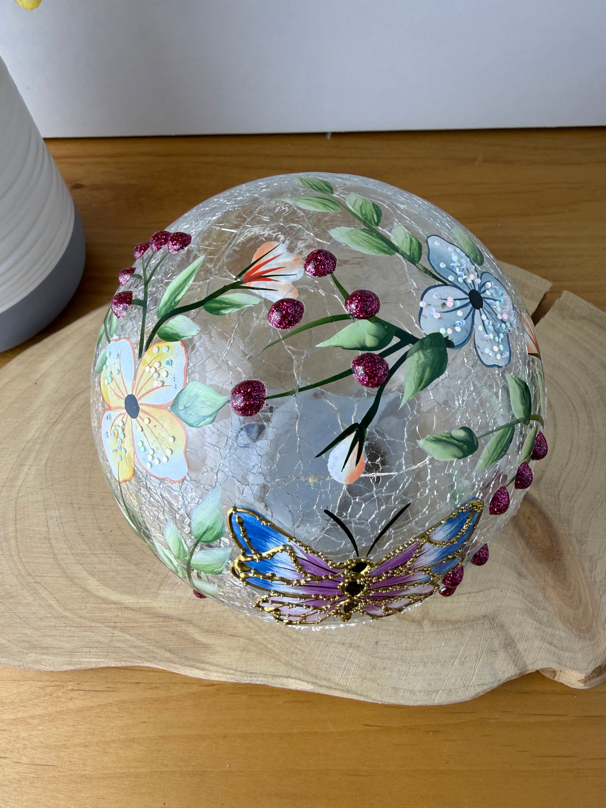Pretty Butterfly Crackled glass Light Up Ball