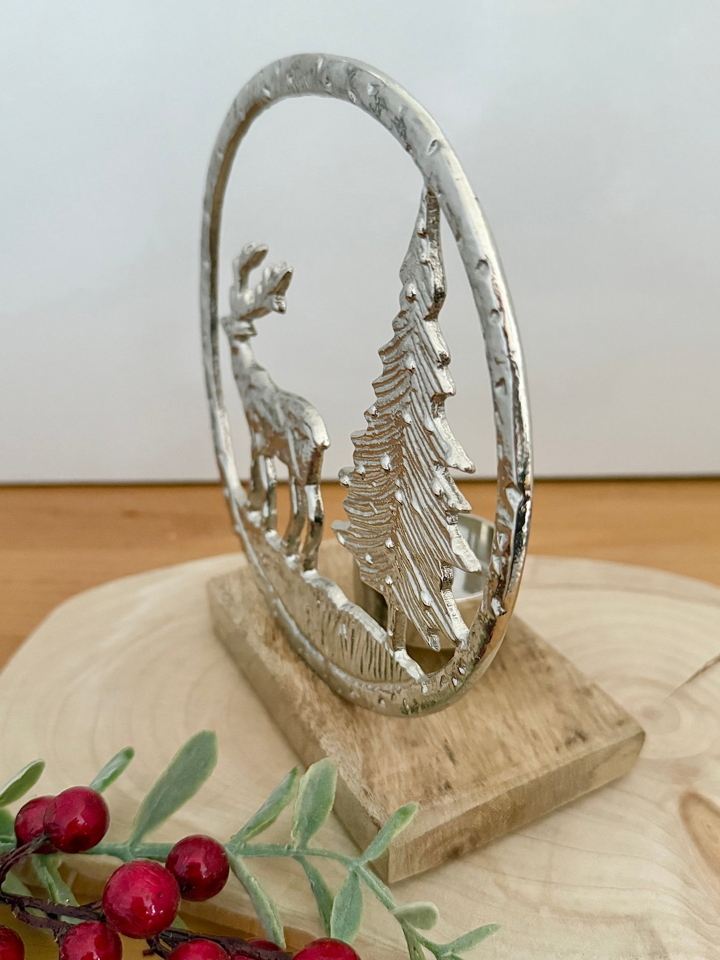 Round silver Christmas Scene T-light holder