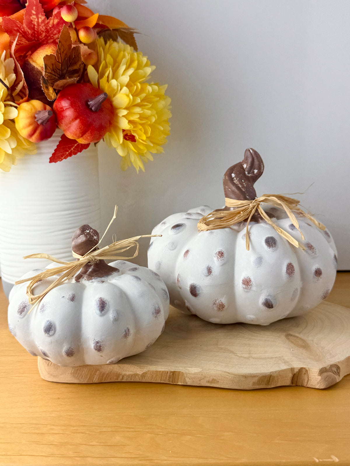 White textured pumpkins with rattan bow - Set of 2