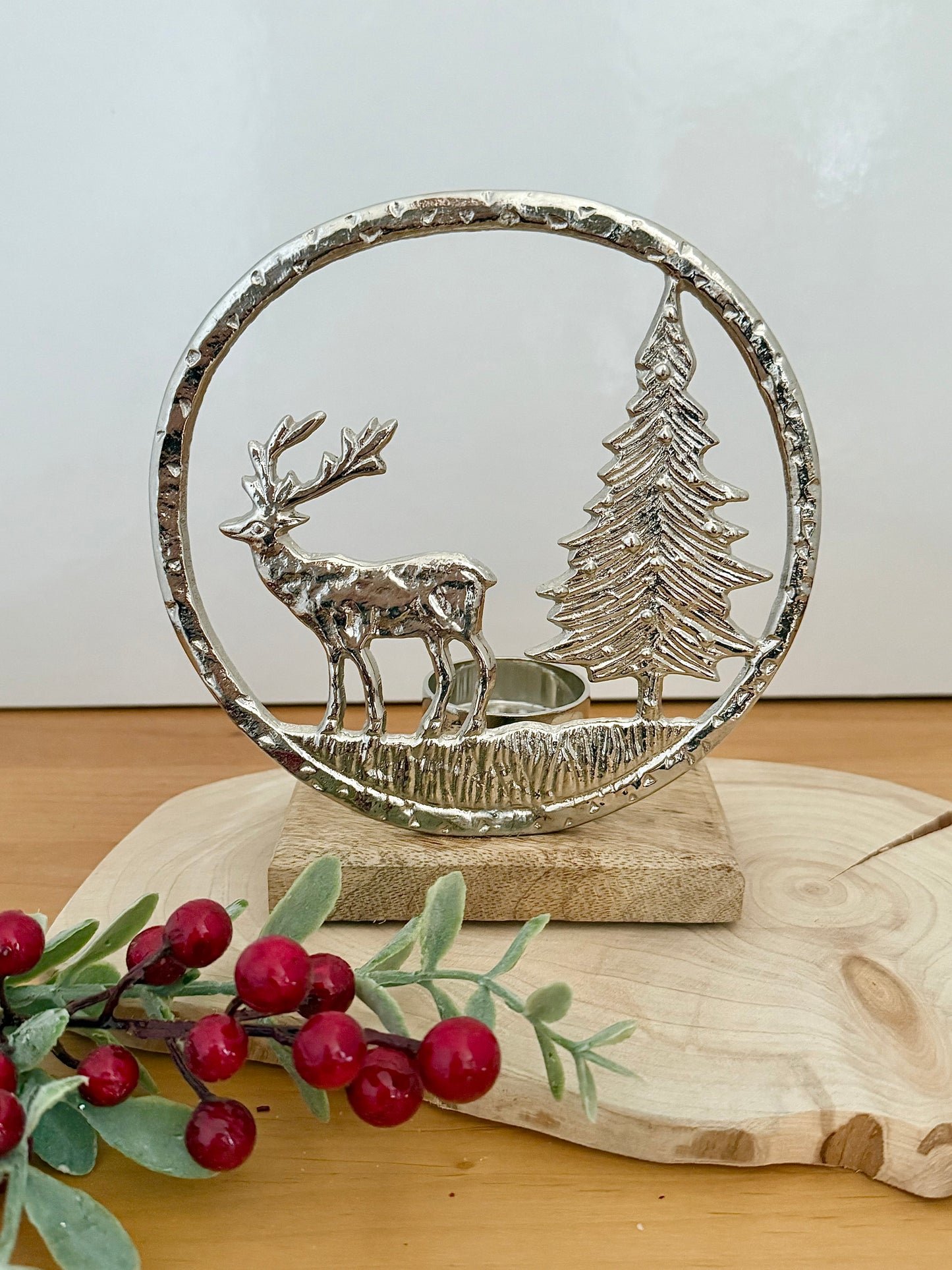 Round silver Christmas Scene T-light holder