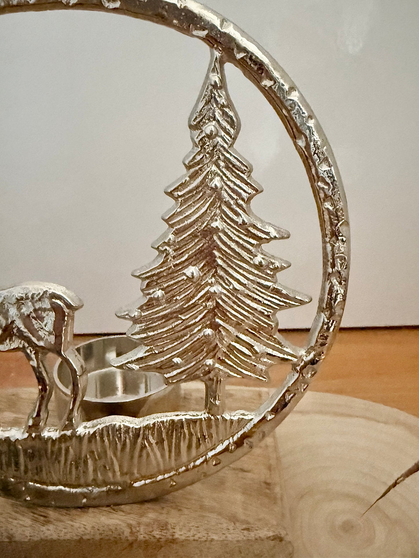 Round silver Christmas Scene T-light holder