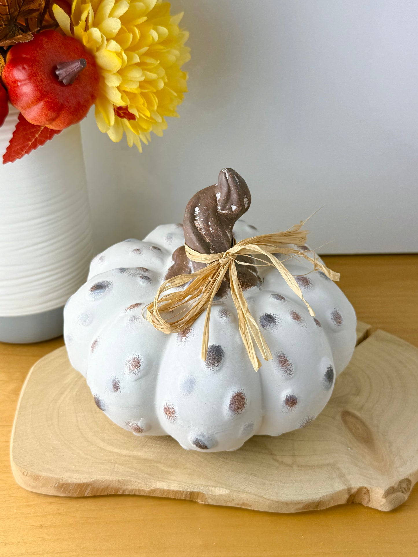 White textured pumpkins with rattan bow - Set of 2