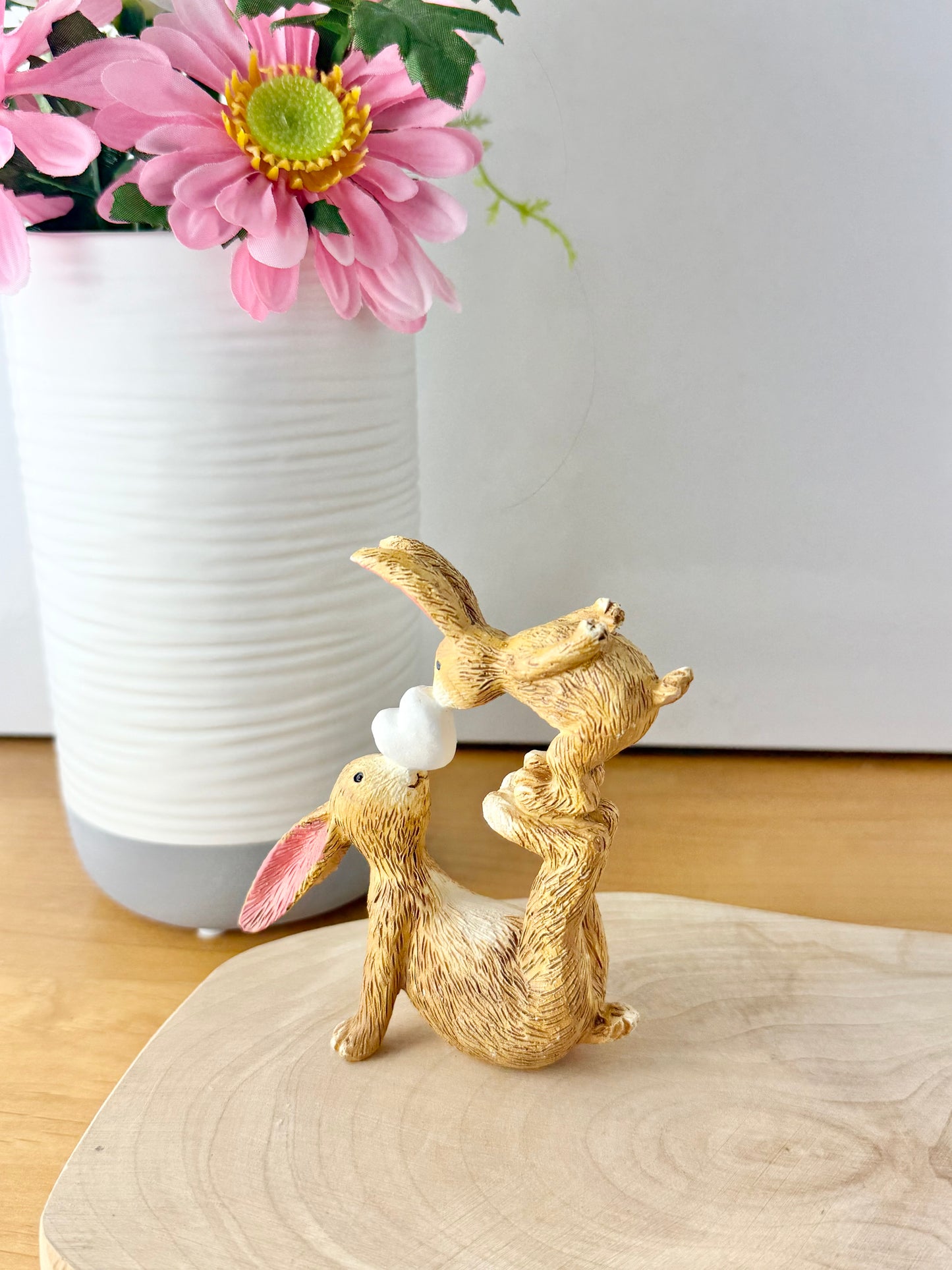 Jasper & Bonnie - White heart kissing bunnys