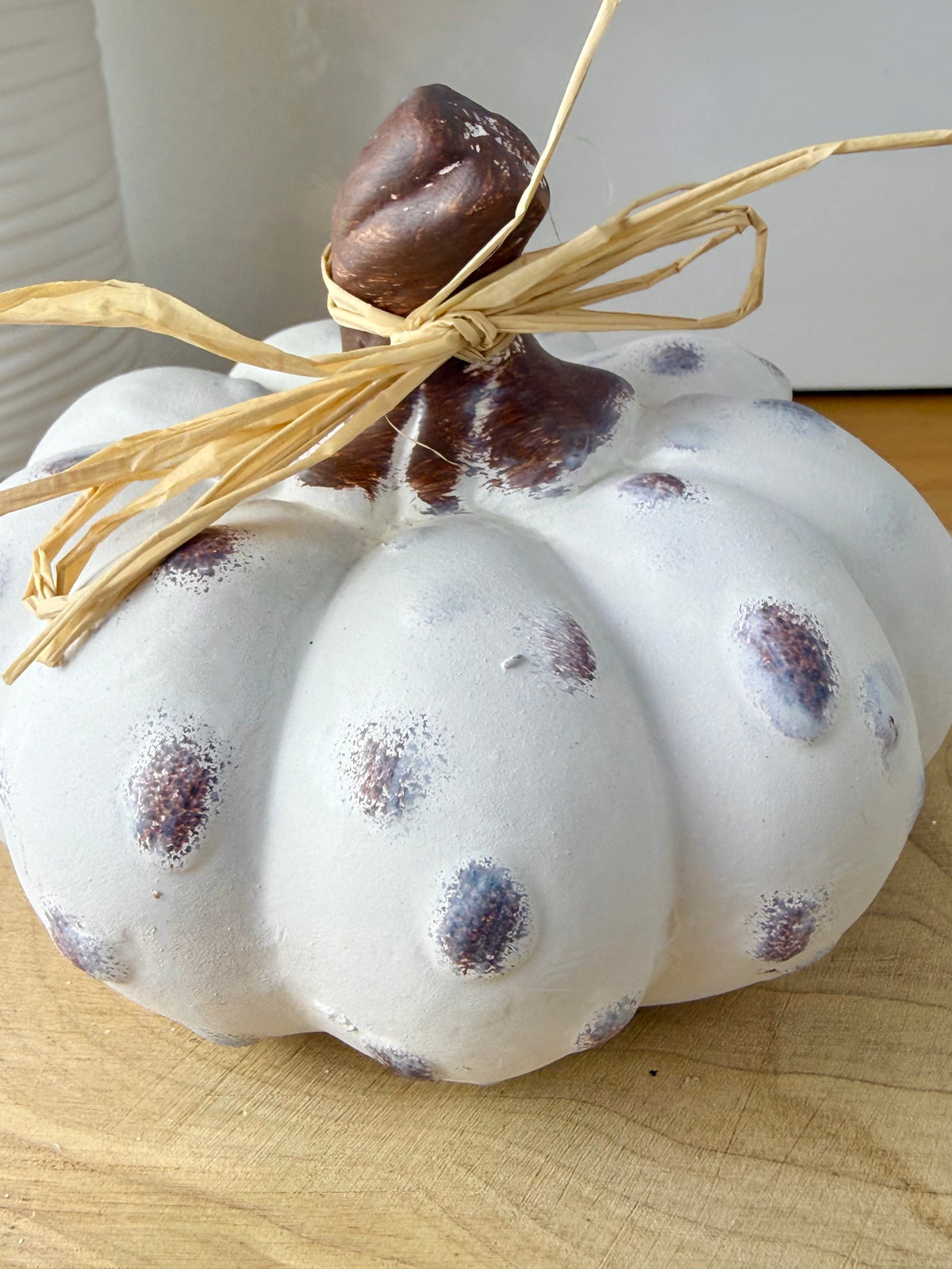 White textured pumpkins with rattan bow - Set of 2