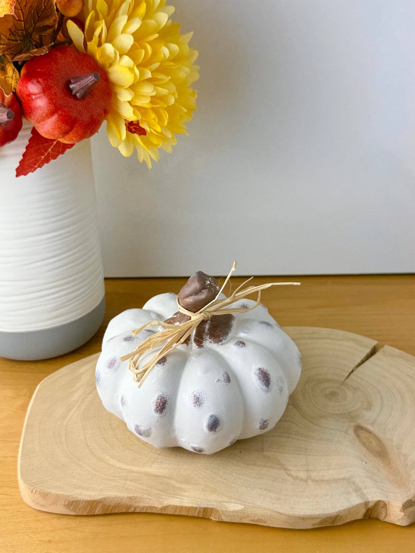 White textured pumpkins with rattan bow - Set of 2